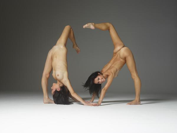 Julietta et Magdalena acrobates sexy #38