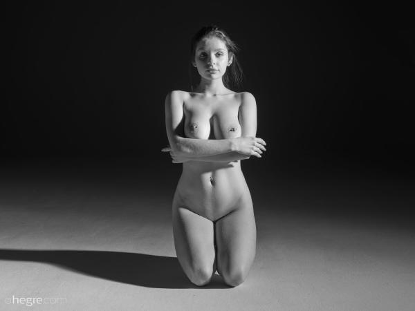 Mila A melnbaltā akta fotogrāfija #28