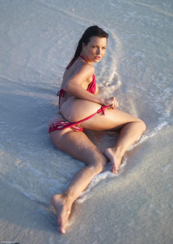 Suzie Carina sarkans bikini #49