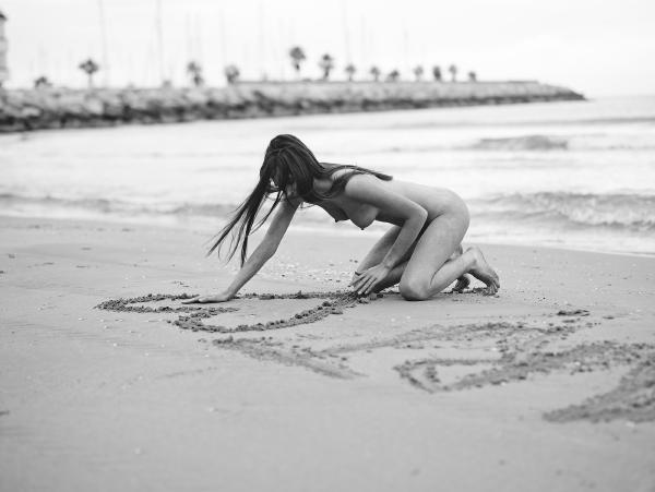 Victoria R geschreven in het zand #54